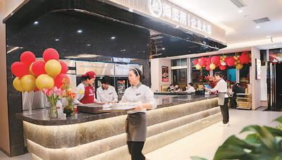 团餐年市场规模超2万亿元，占全国餐饮市场比例超四成—— 品牌餐饮加速拥抱团餐市场